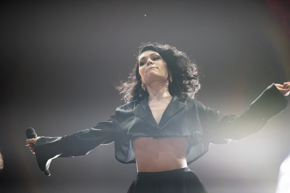 Superstjernen Jessie J smider alt tøjet
