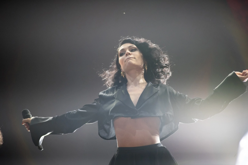 Superstjernen Jessie J smider alt tøjet