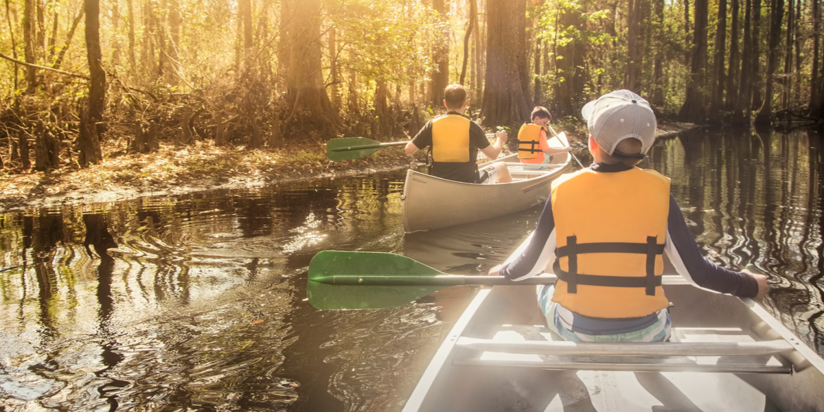 Familie i alvorlig kanoulykke: Mor død, 7-årig indlagt og to formodet druknet