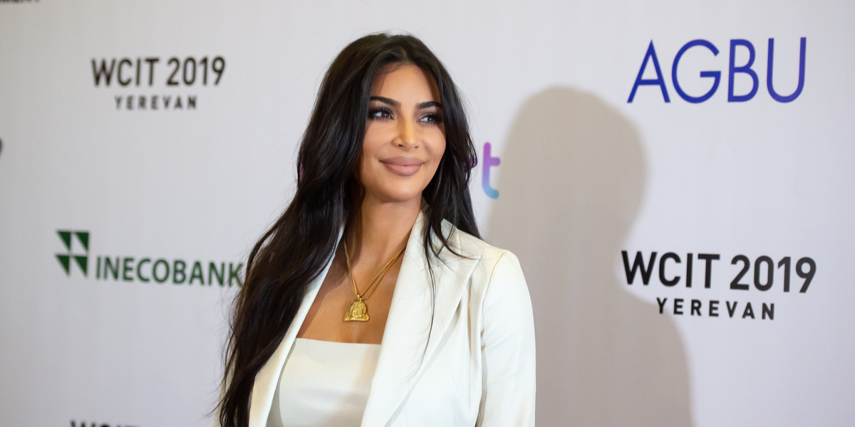 Kim Kardashian gør det igen: Viser de skønne former frem i stram kjole
