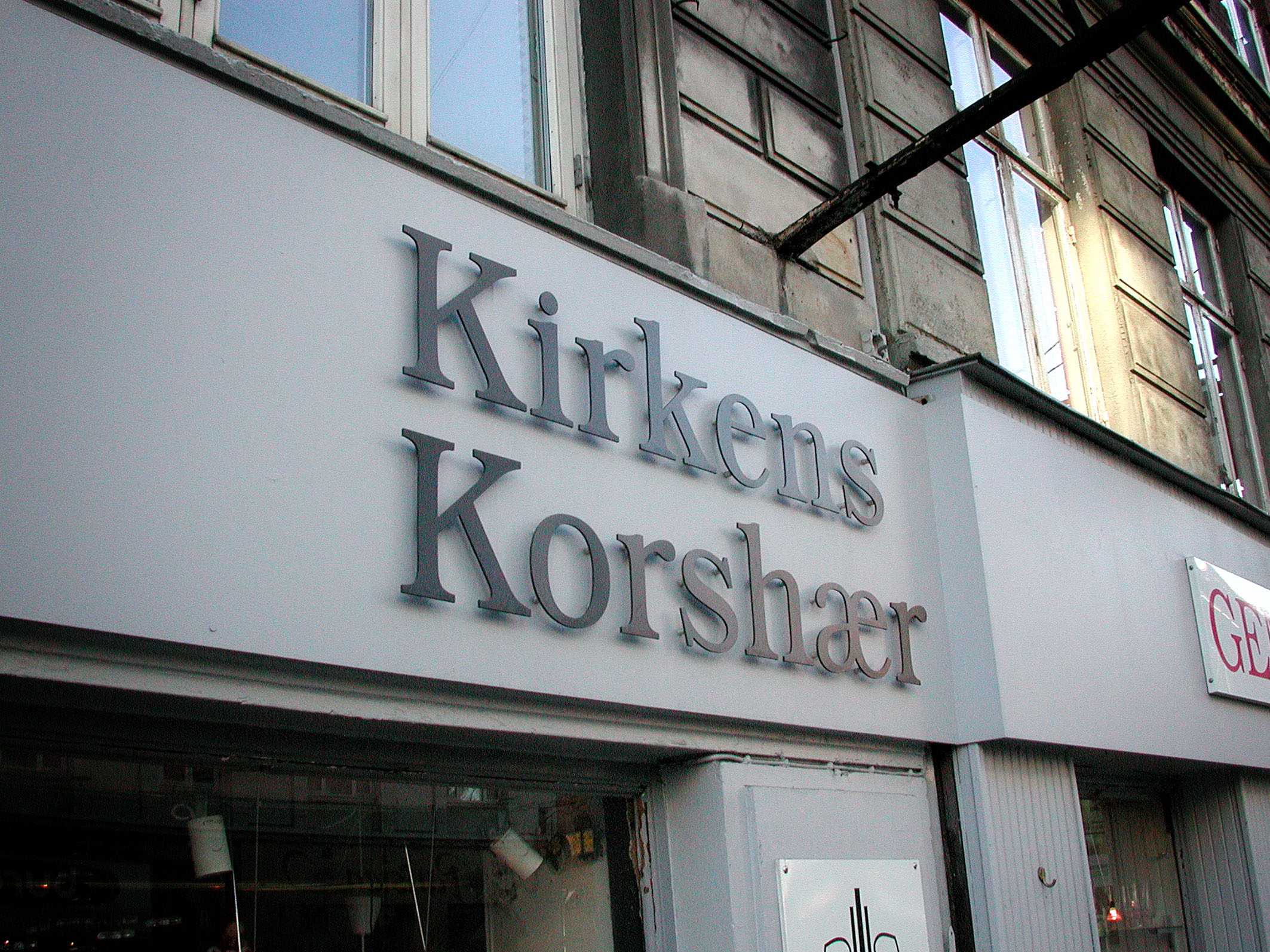 Genbrugsbutik modtog jakke med 50.000 kroner i lommen: Nu er den mystiske ejer fundet