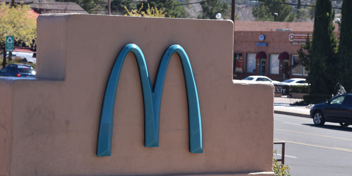 Derfor har denne bys McDonald’s som den eneste i verden turkis M’er