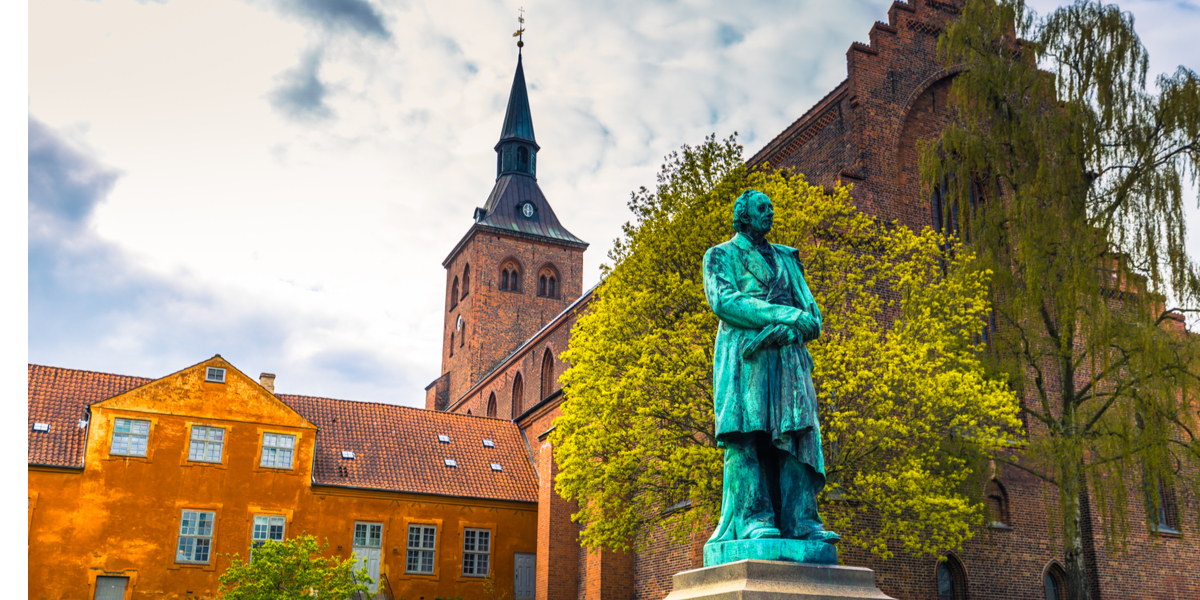 Flere meterhøje bybænke er at finde i Odense: Årsagen er skræmmende