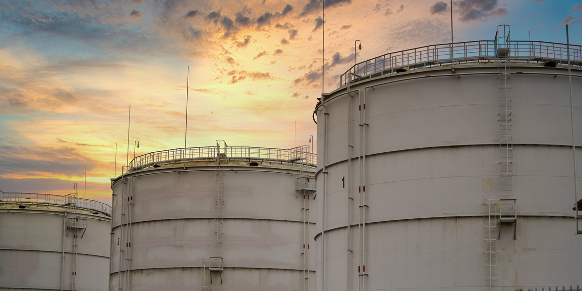 Klimaaktivister limede sig selv fast til olietank: Nu griner hele nettet af dem