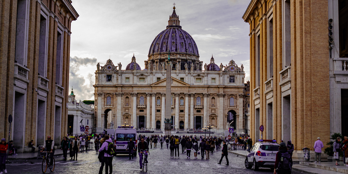 Terroralarm ved Peterskirken: Skud affyret mod bil
