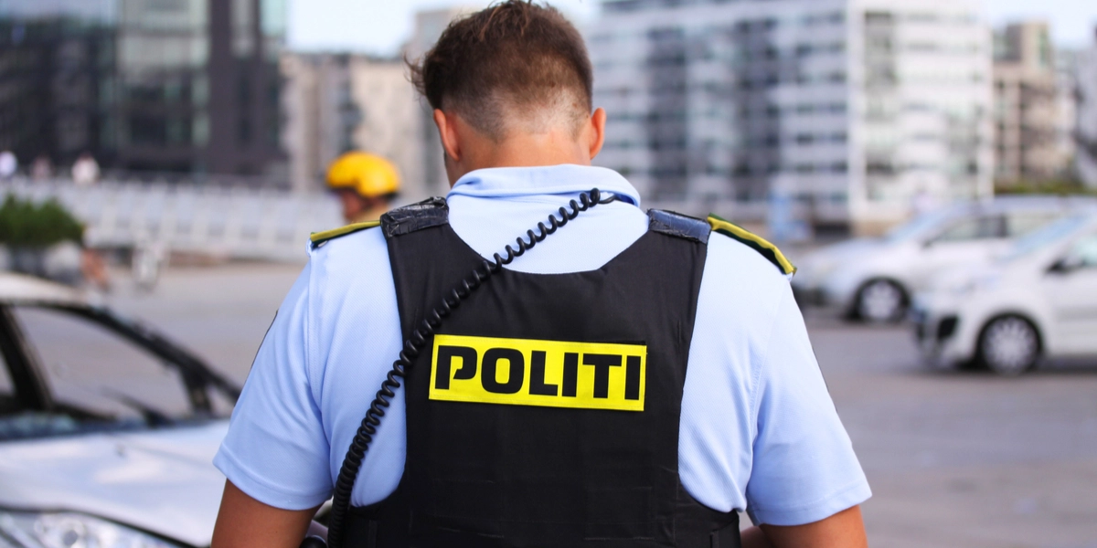 Tidligere dansk politibetjent anklaget for at være “seriekrænker”