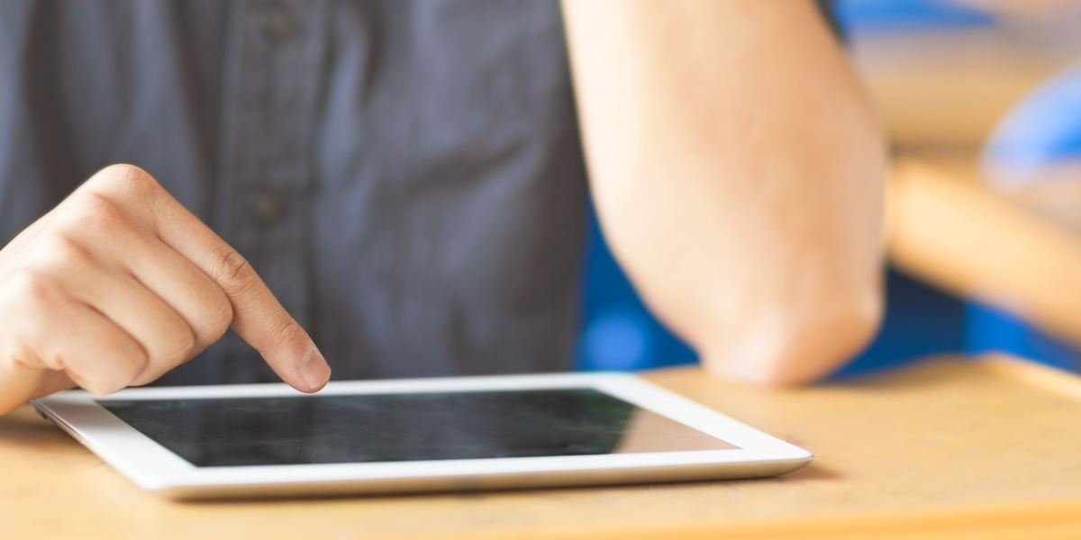 Mor i chok: Datter fik eftersidning, fordi hendes Ipad ‘kun’ havde 93% strøm