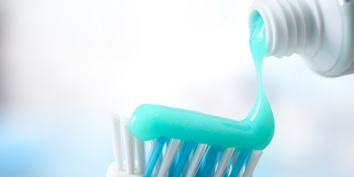 Farven på din tandbørstes hår har faktisk en funktion: Dét betyder den