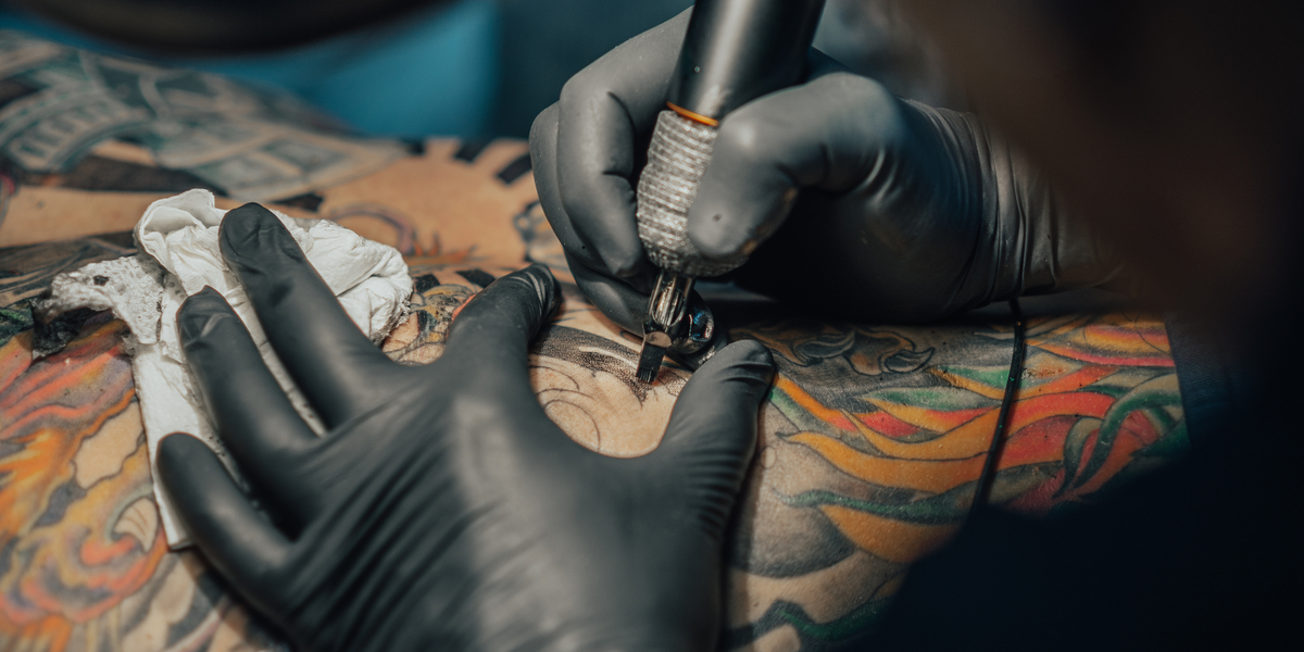 Fik gigantisk tatovering med kærestens navn efter kun seks måneder