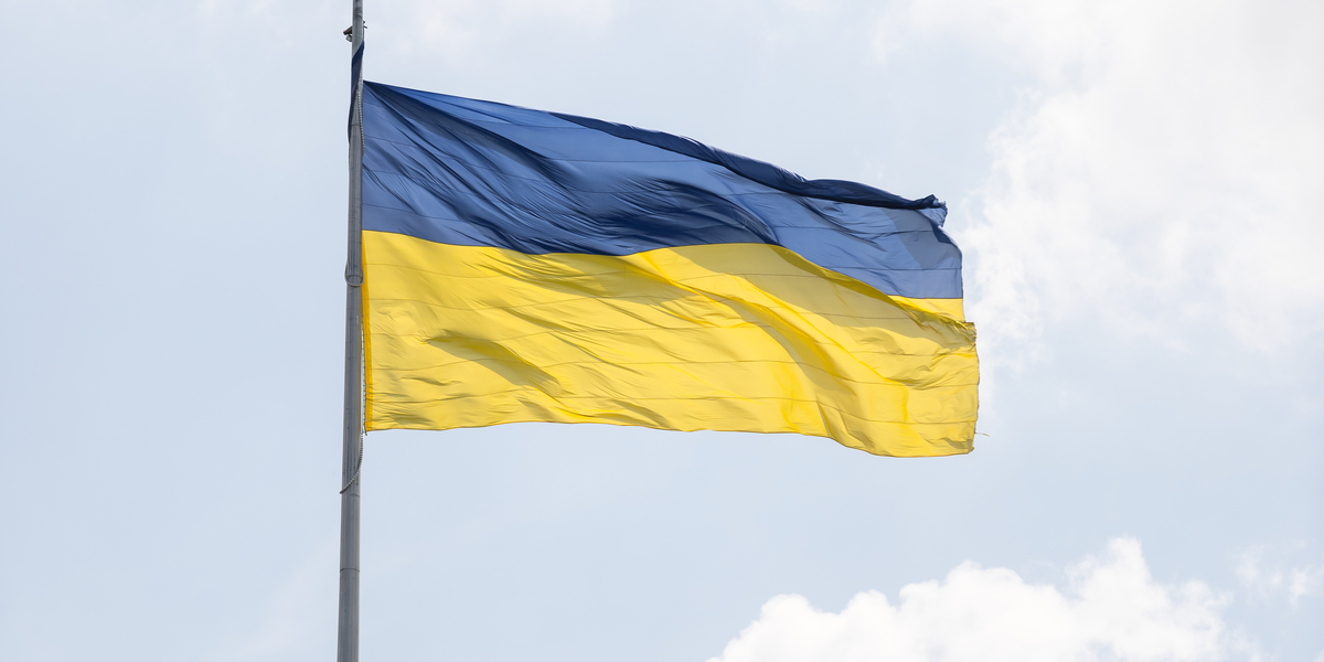 Justitsministeriet melder ud: Der må flages med det ukrainske flag i lang tid endnu