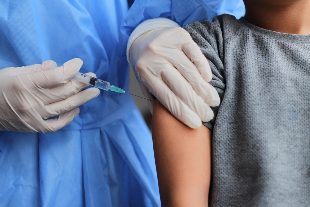 Pfizer-vaccine suspenderes: 120 elever indlagt på hospitalet