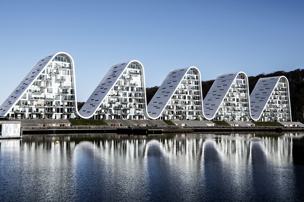 Ung mand med hamstertaske kørte rundt på løbehjul og tog billeder af solbadende kvinder i Vejle