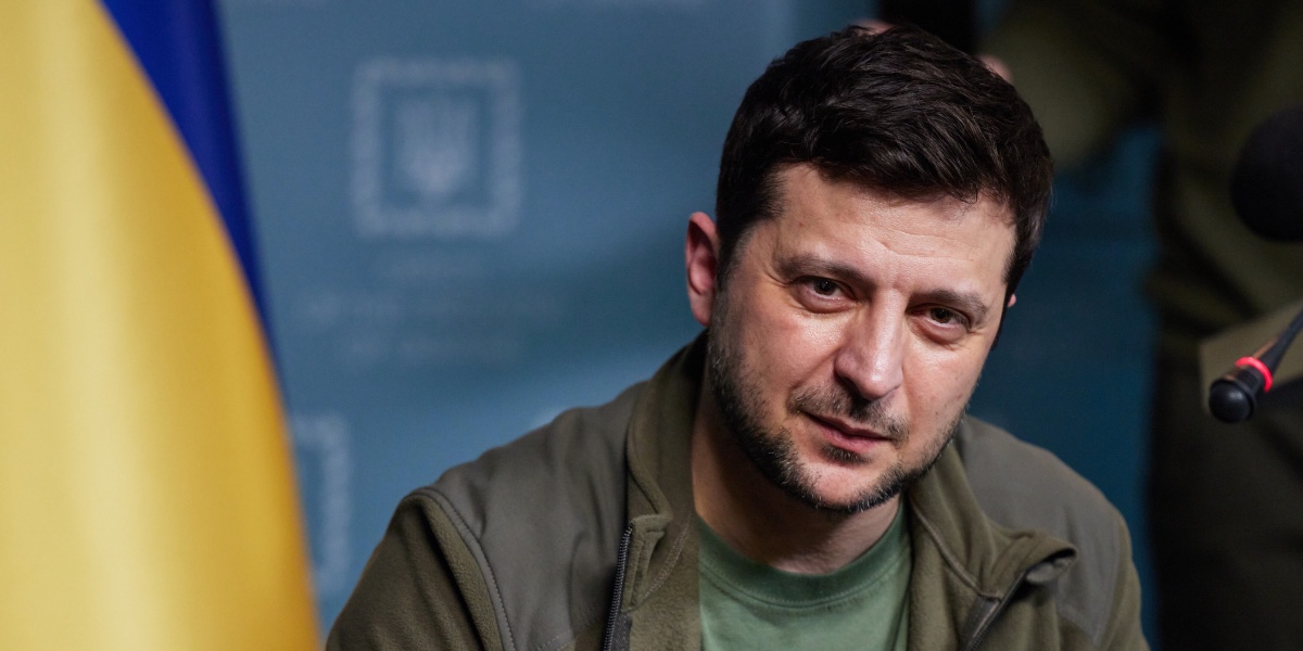 Rørende video viser præsident Zelensky besøge sårede soldater