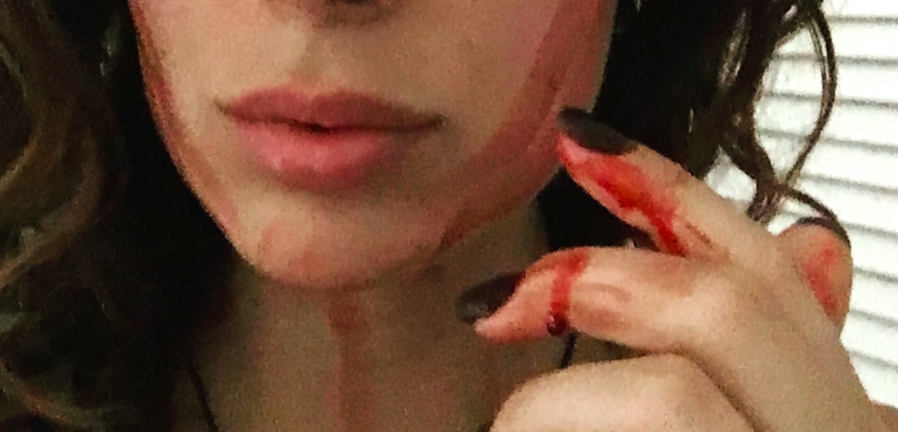 Ung kvinde laver ansigtsmasker af menstruationsblod: Smør det i hovedet og smag på det