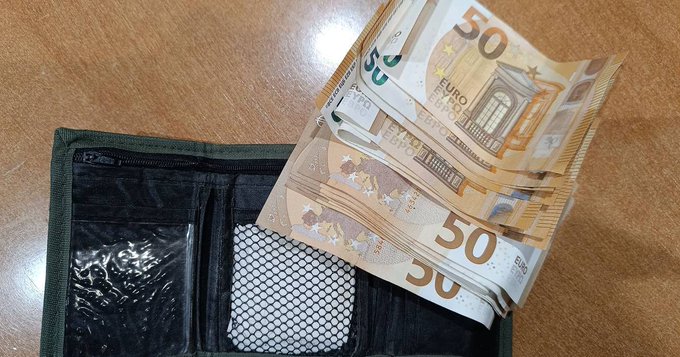 Mand finder pung med knap 6.500 kroner – så går han 50 meter og får folk til at tabe kæben