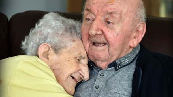 98-årige Ada flytter ind på plejehjem for at være tæt på sin 80-årige søn