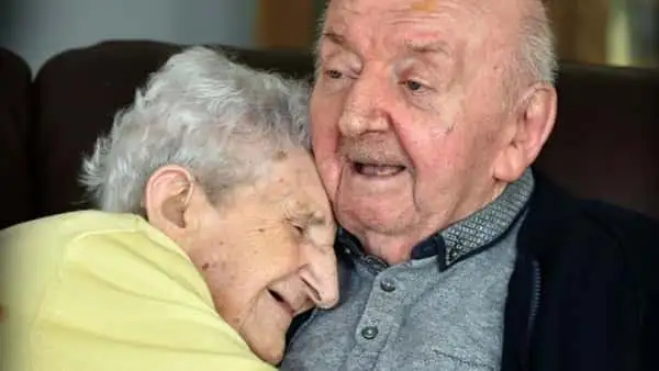 98-årige Ada flytter ind på plejehjem for at være tæt på sin 80-årige søn