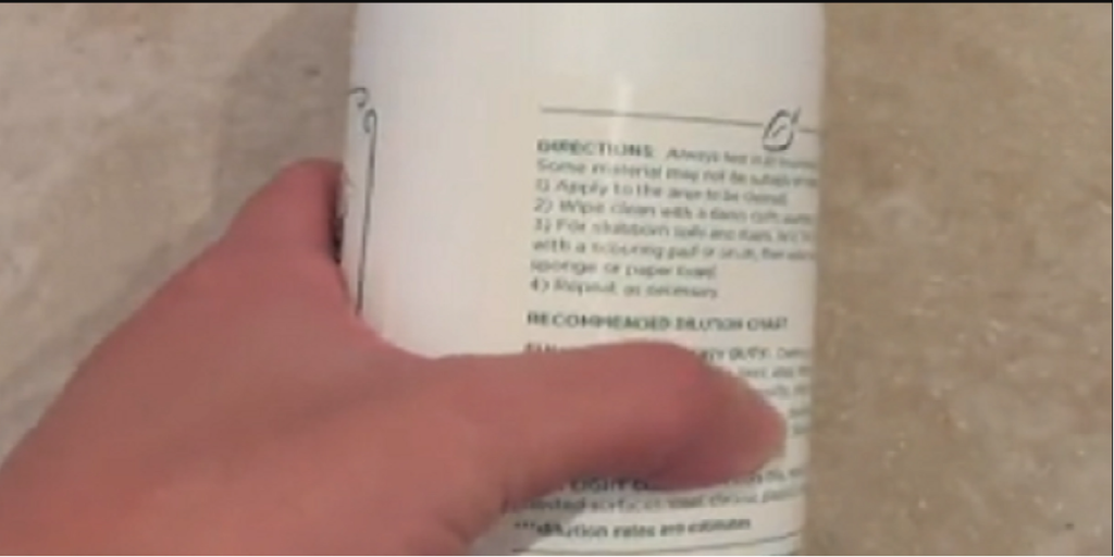 Hun tabte en flaske på gulvet ved en fejl: Men nu gør hun det med vilje, efter at have set magien ske