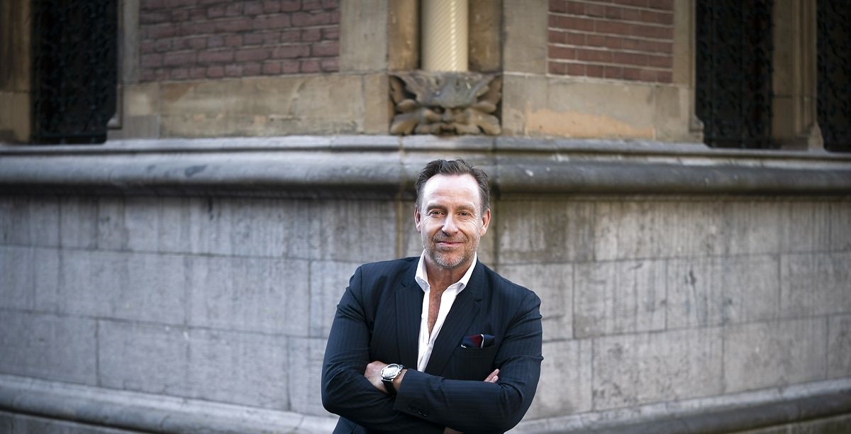 Adam Price har fundet kærligheden igen: “Vi er to, som godt kan lide hinanden”