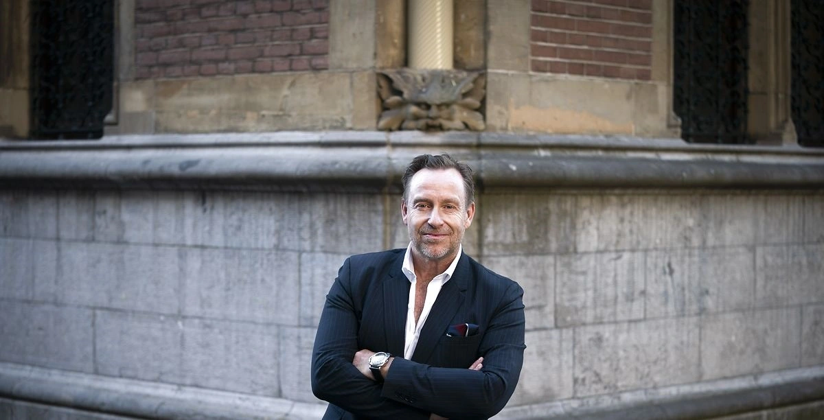 Adam Price har fundet kærligheden igen: “Vi er to, som godt kan lide hinanden”