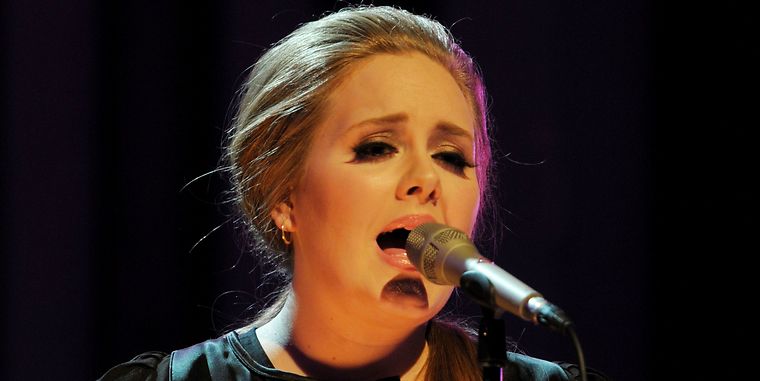 Adele i tårer: “Jeg er meget ked af det”