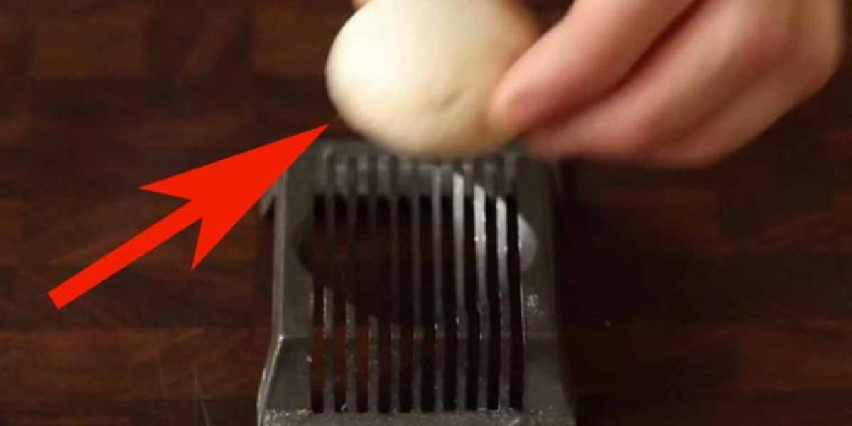 Han lægger dette i en almindelig æggedeler – hvorfor har vi aldrig tænkt på det før?