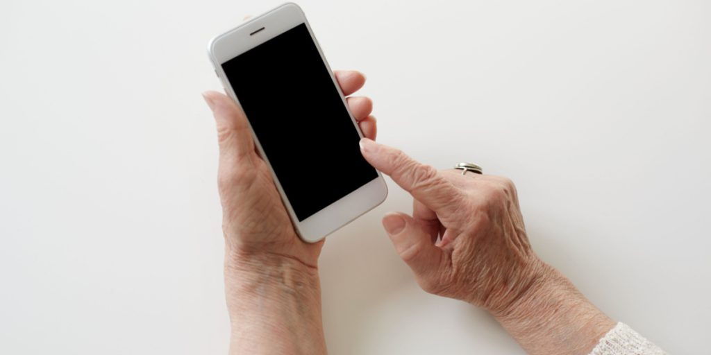 Ældre kvinde snakker i telefon med fremmed i 5 timer: Det endte med at koste hende 2 millioner kroner