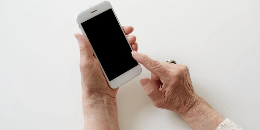 Ældre kvinde snakker i telefon med fremmed i 5 timer: Det endte med at koste hende 2 millioner kroner
