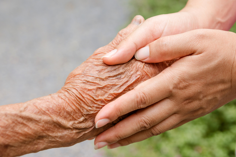 86-årig kvinde bedøvet med sovepiller og frarøvet af hjemmehjælper