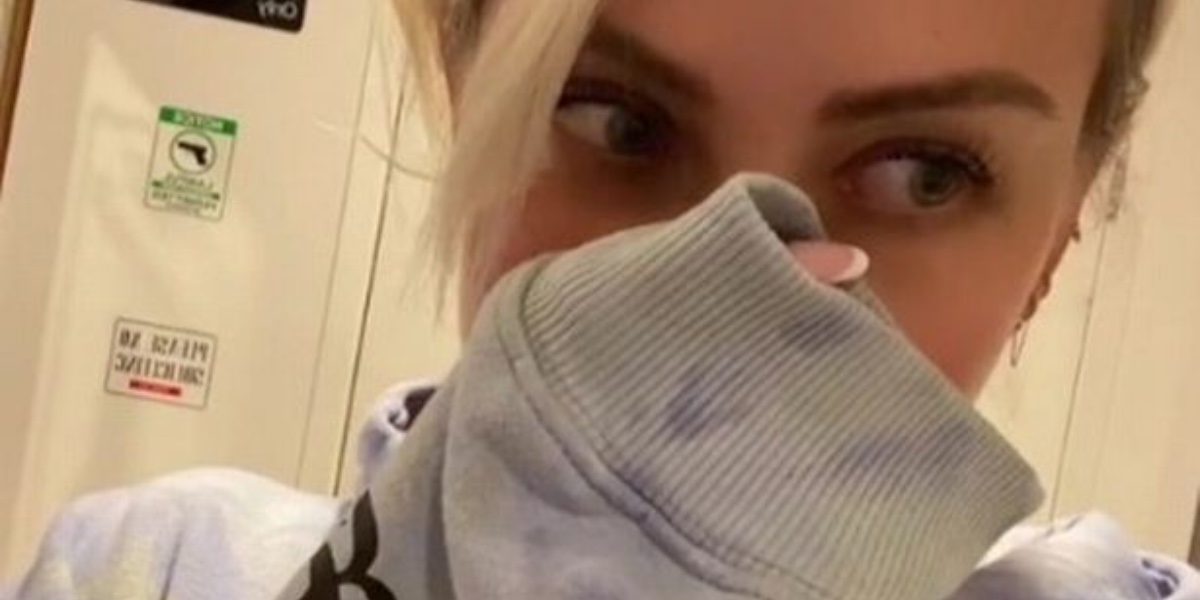 Emily gik ud med skraldet uden bukser: Så fik hun vredt brev fra naboen