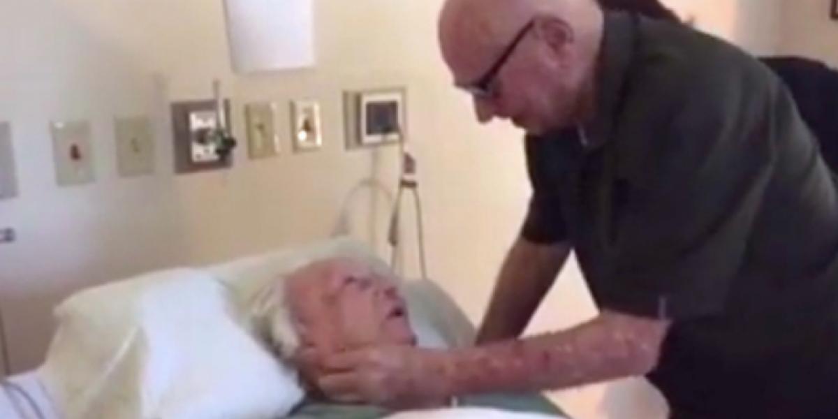 Han skal sige farvel til sin hustru gennem 73 år: Det sidste han gør for hende, bringer tårerne frem