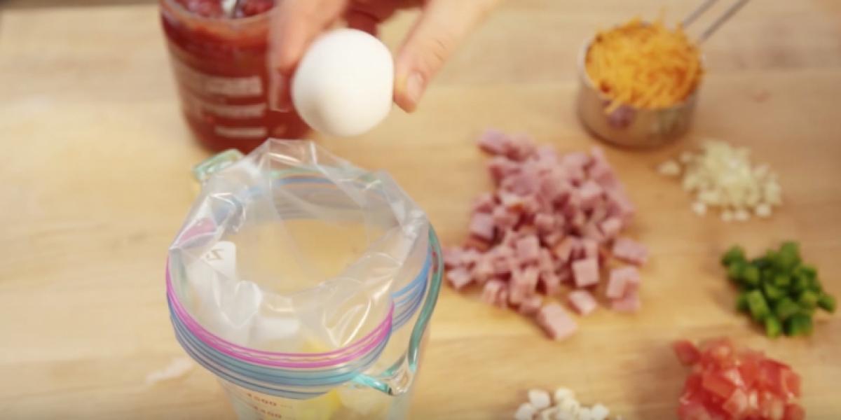 Hun kommer to æg i en frysepose – få minutter senere er der lækker morgenmad