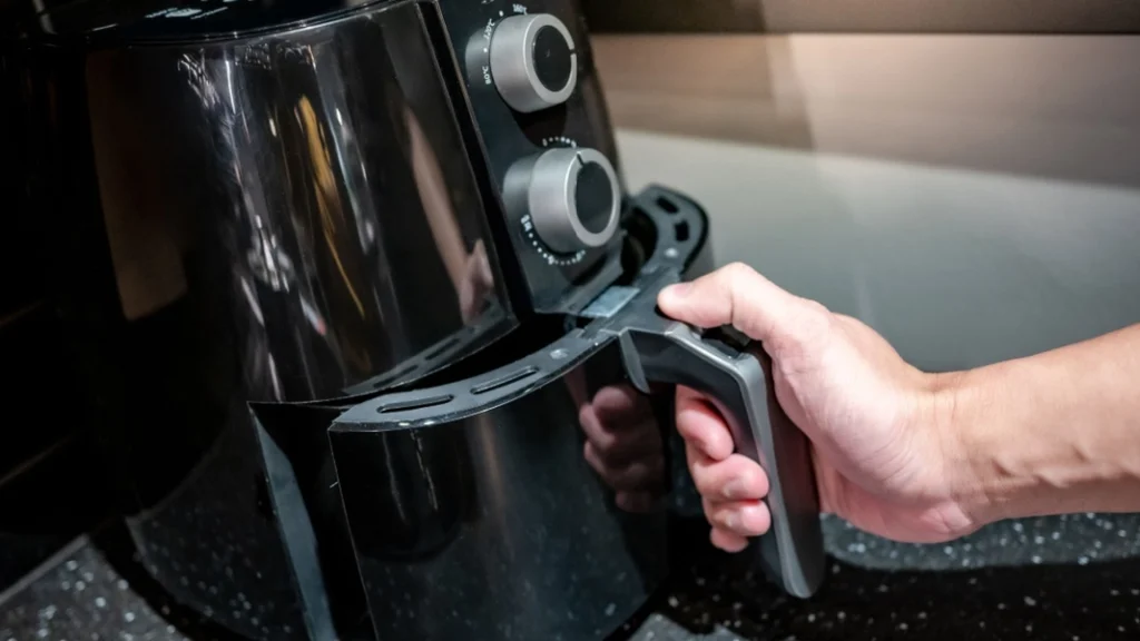 Størstedelen laver samme airfryer-fejl: Gør du dette, smadrer du langsomt maskinen