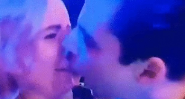 Akavet: Mand får afvist nytårskys på live TV