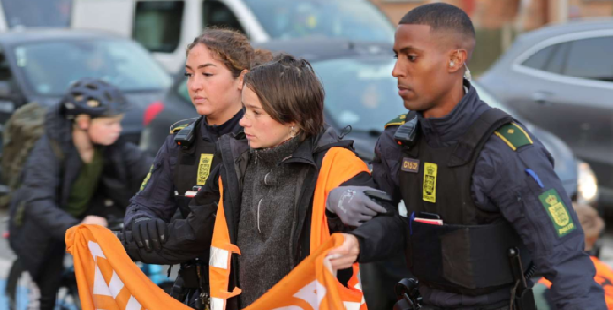 Aktivist kørt ned, efter at have blokeret den travle morgentrafik: “Han lå inde under bilen”