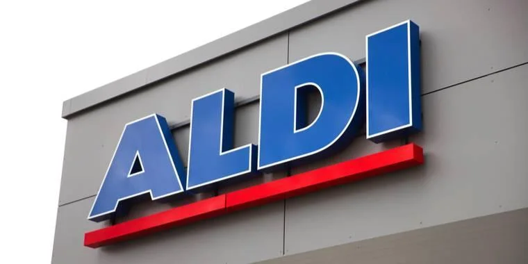 Flere kunder lagde vejen forbi Aldi for at handle ind – men blot få minutter senere tog situationen en uventet drejning