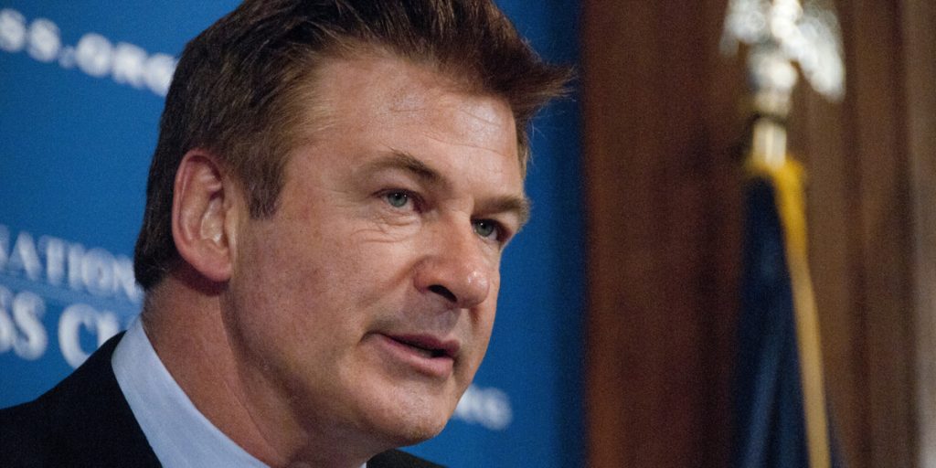 Derfor gik det galt da Alec Baldwin skød med en rekvisit-pistol