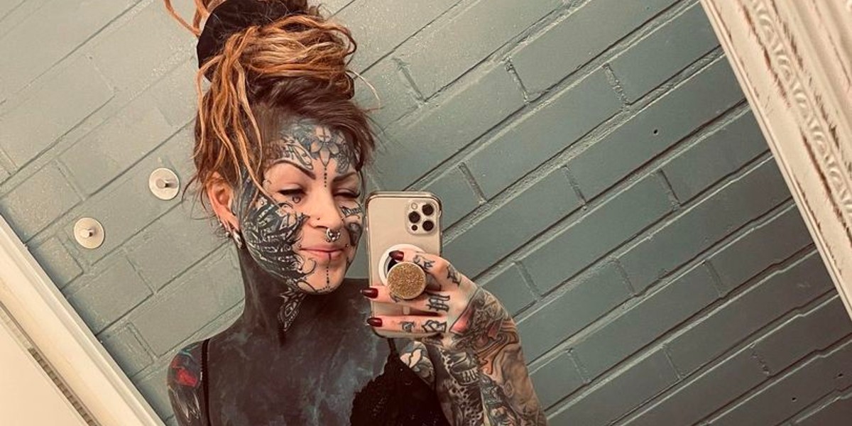 Aleksandra har dækket næsten hele kroppen med tatoveringer: Sådan ser hun ud under tøjet