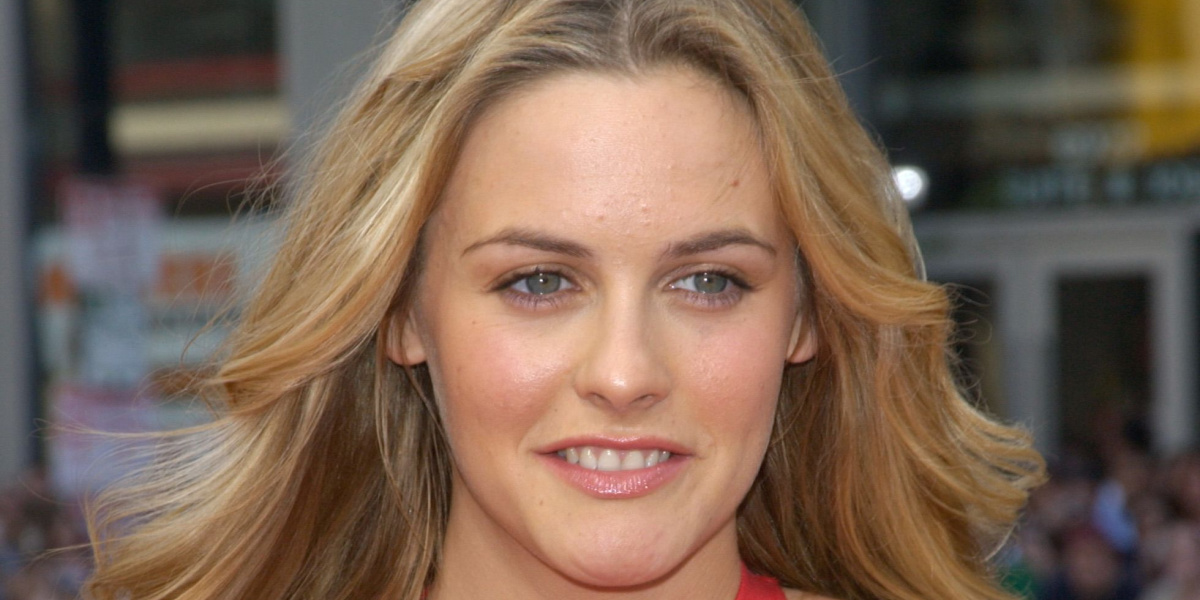 Alicia Silverstone overrasker: Viser sig frem uden en trevl på kroppen