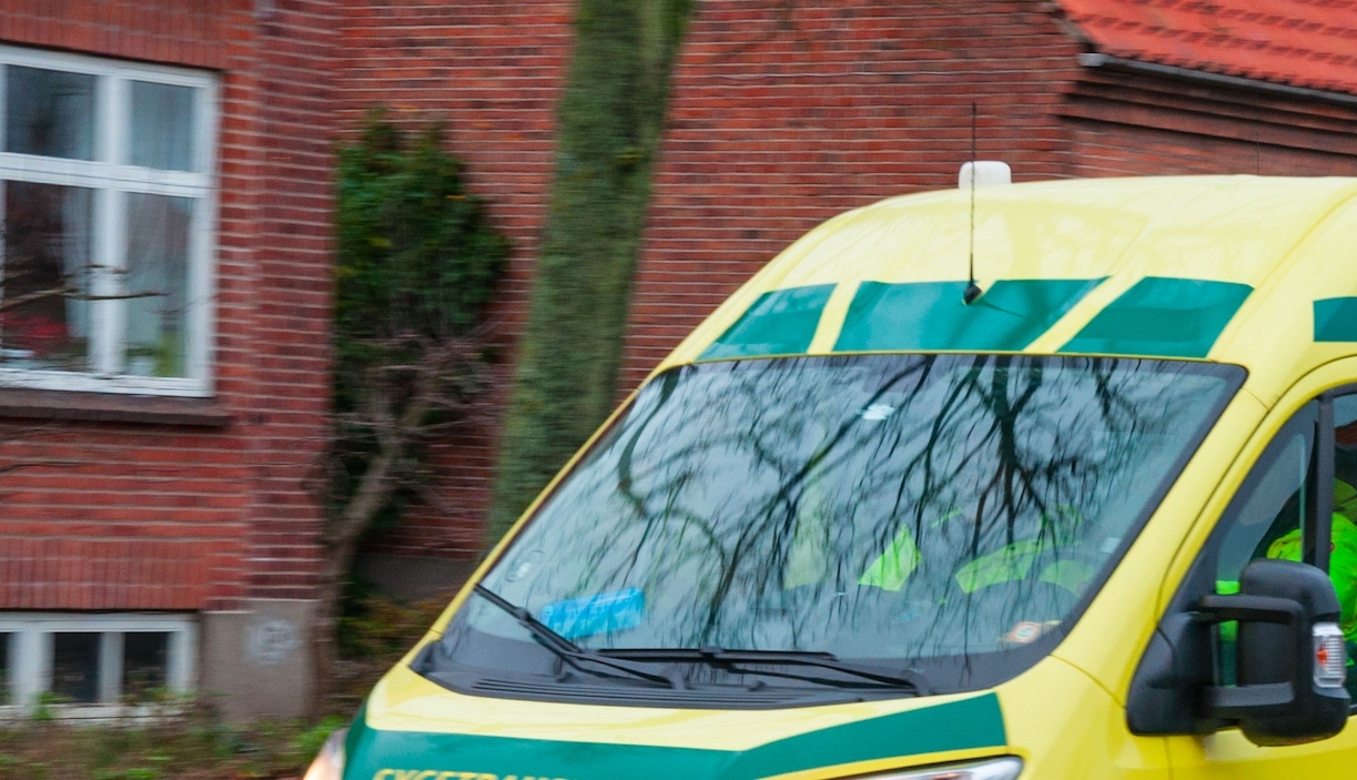 Reddere parkerede foran hus efter alarmopkald – kom ud til chokerende besked i forruden på ambulancen