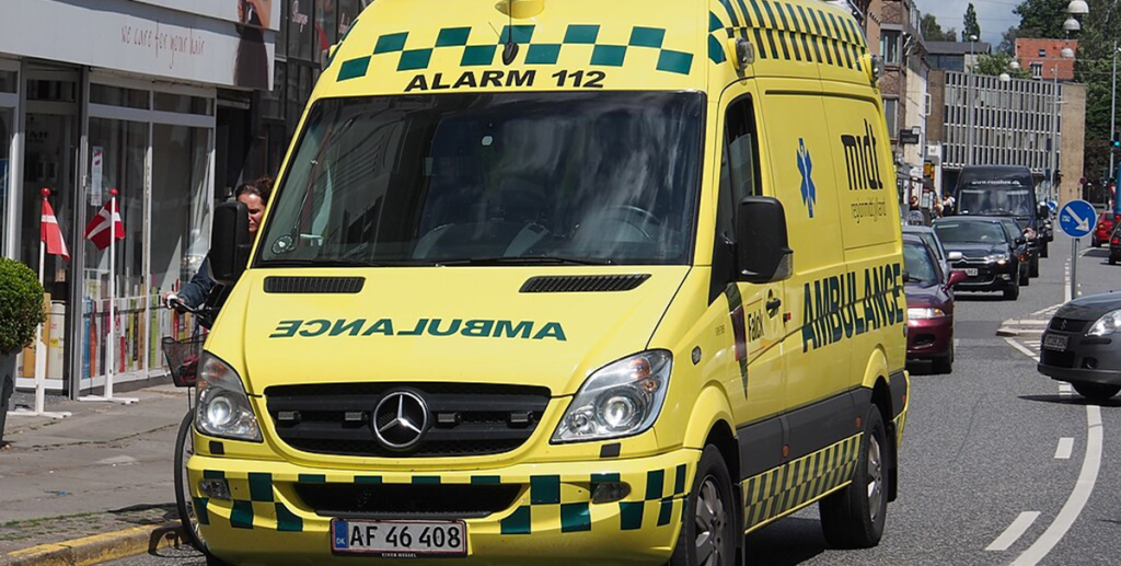 Det værsttænkelige skete: Ambulance med patient i færdselsuheld