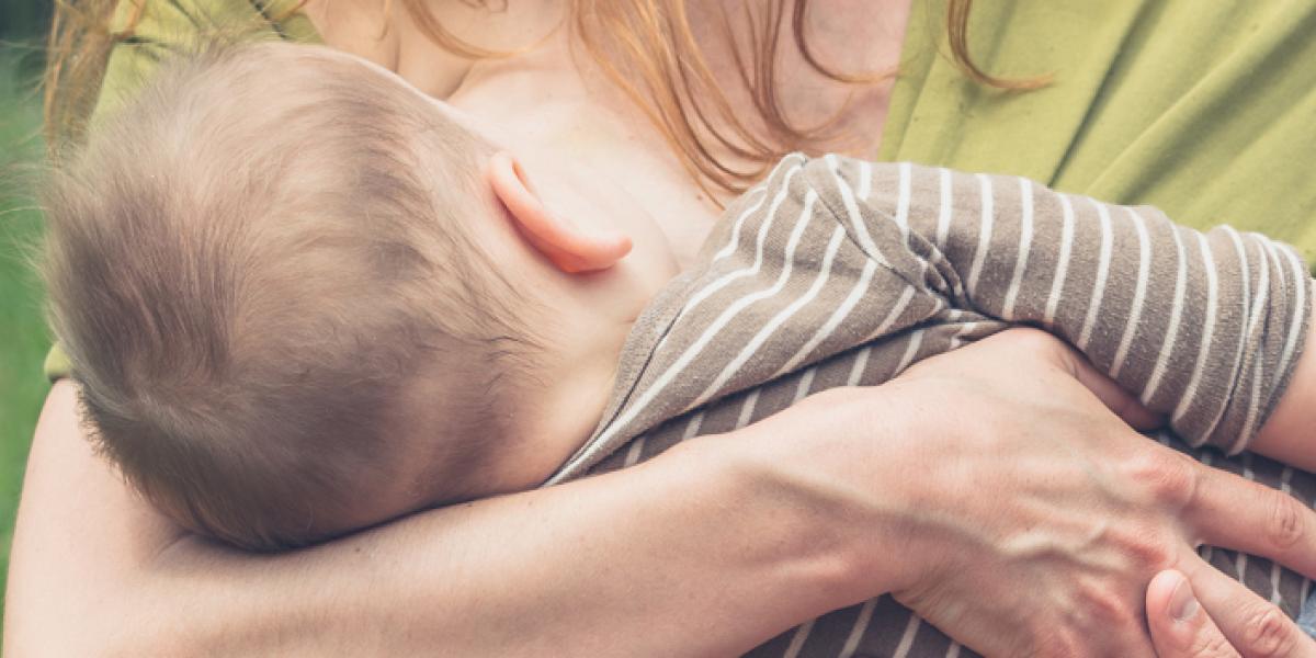 Natasha ammer sine døtre på 4 og 5 år