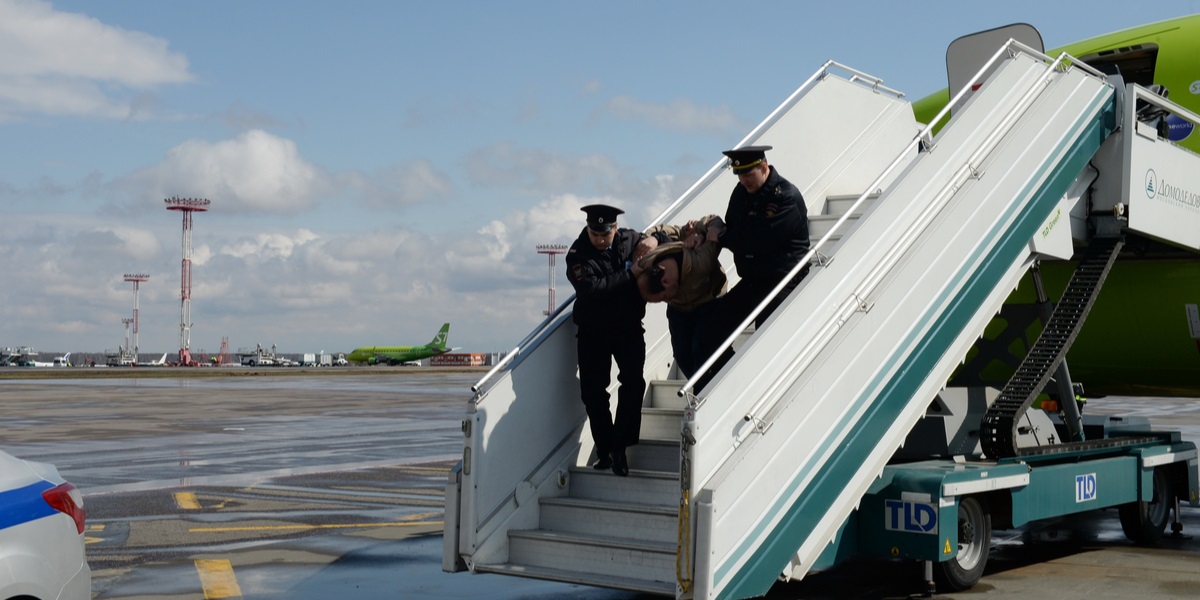 Britisk premierminister anholdt af narkoagenter: Mistænkt for flere forbrydelser