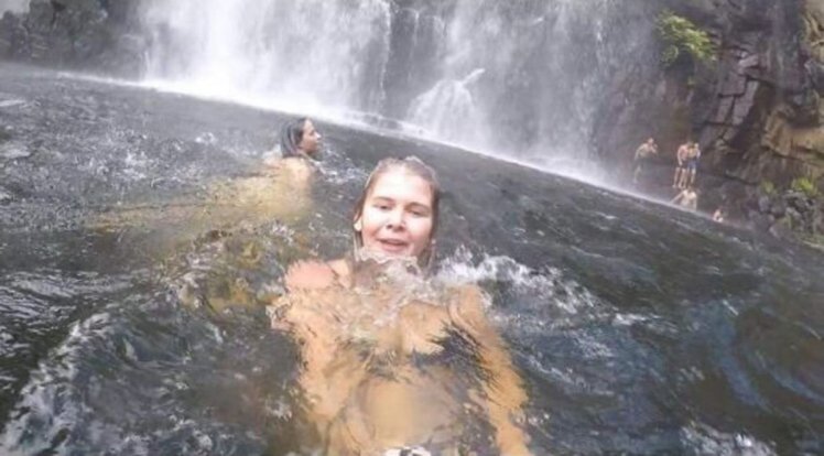 Ung kvinde tager selfie foran vandfald: Da hun kigger feriebillederne igennem, opdager hun væmmelig detalje
