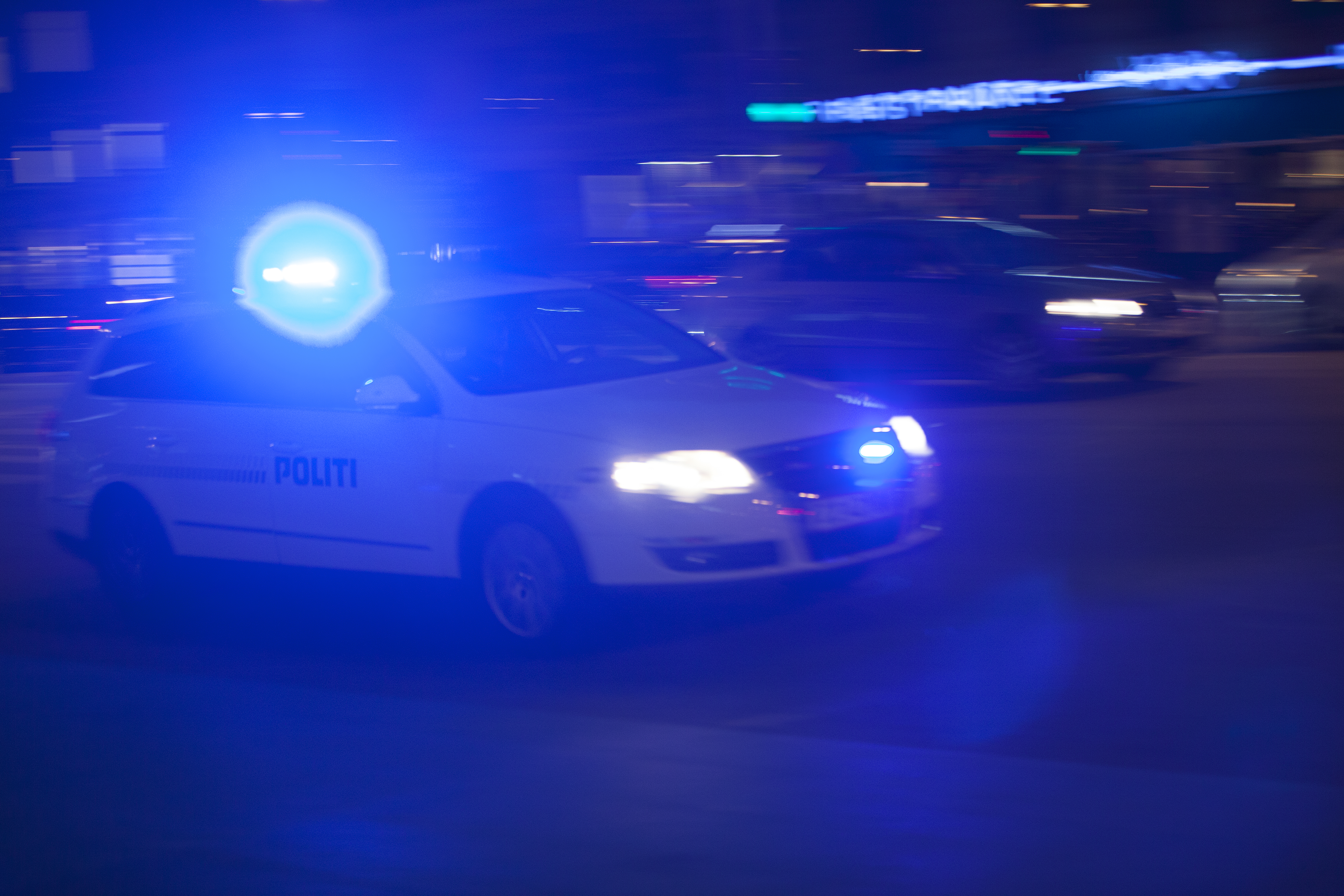 Drama i nat: Spritstiv mand uden kørekort ville køre betjent ned under biljagt