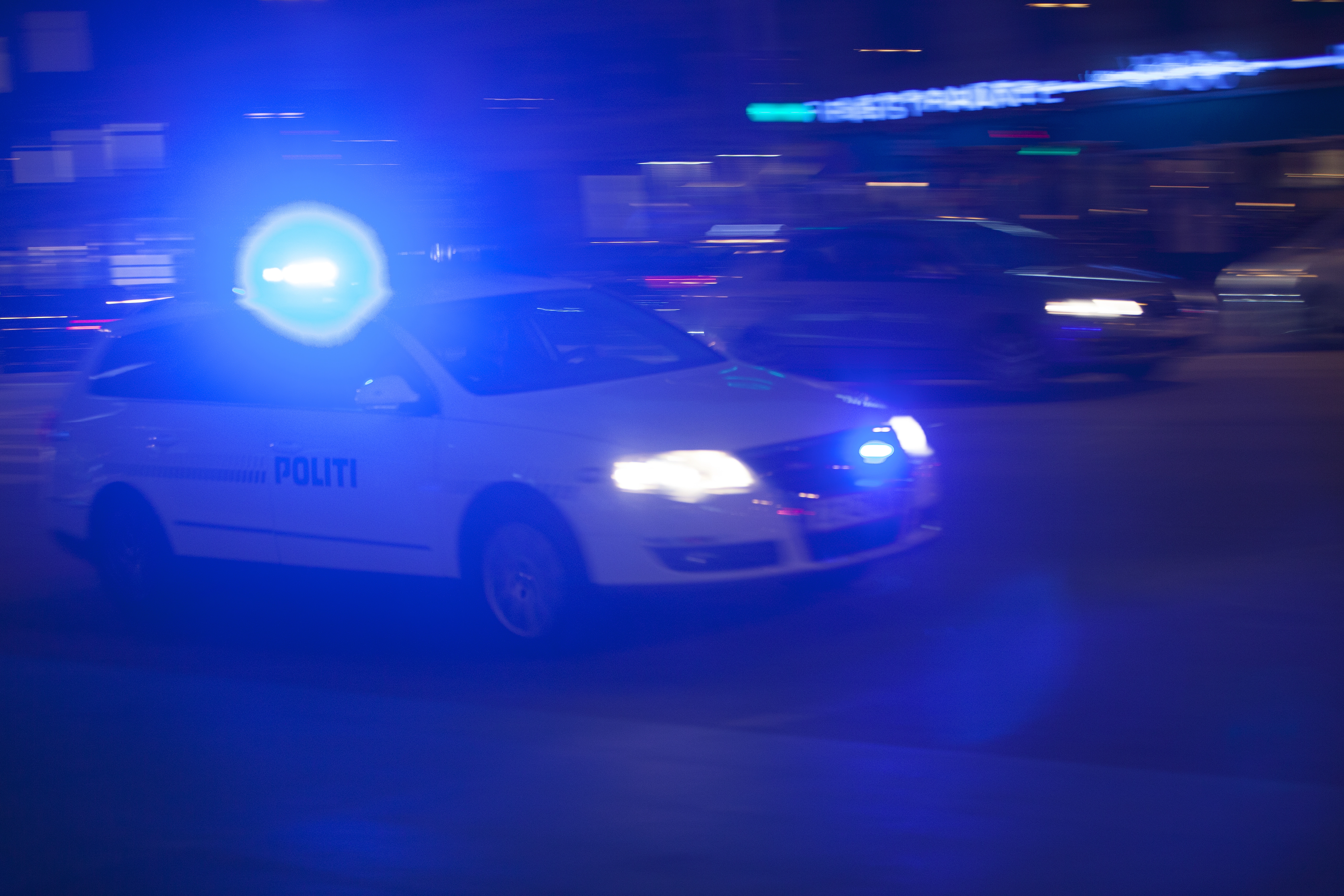 Drama i nat: Spritstiv mand uden kørekort ville køre betjent ned under biljagt