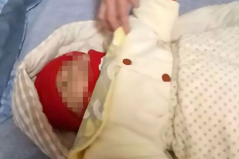 Vanvittig mor slår og kvæler nyfødt datter for at få mand tilbage
