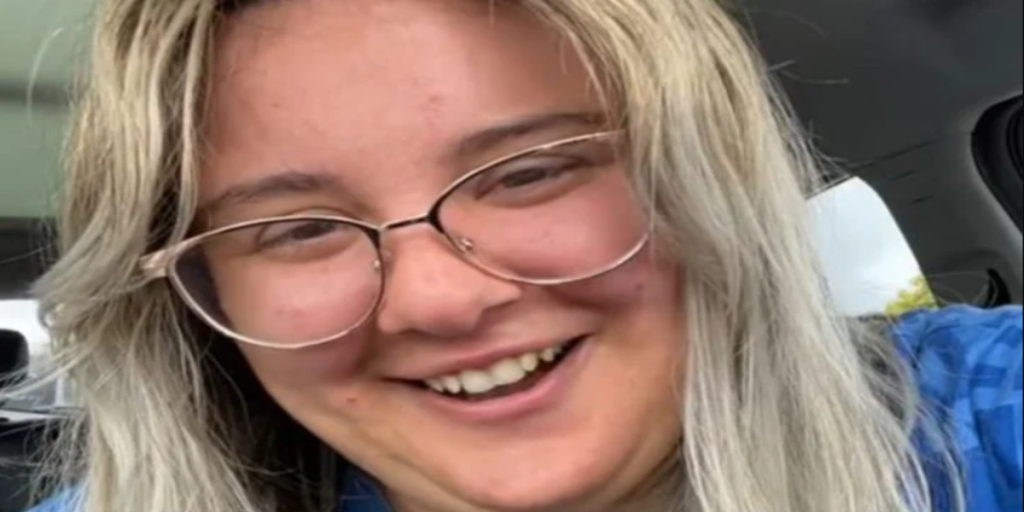 Kvinde tror at hendes dæk er fladt: Da hun kigger, er hun flad af grin