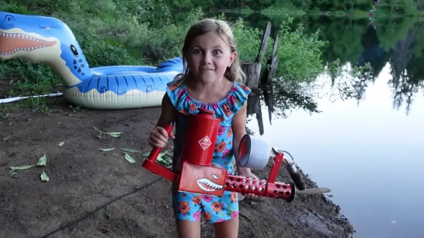 8-årige datter afprøver ægte våben på kamera: Far kalder hende en fantastisk rollemodel