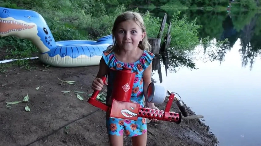 8-årige datter afprøver ægte våben på kamera: Far kalder hende en fantastisk rollemodel